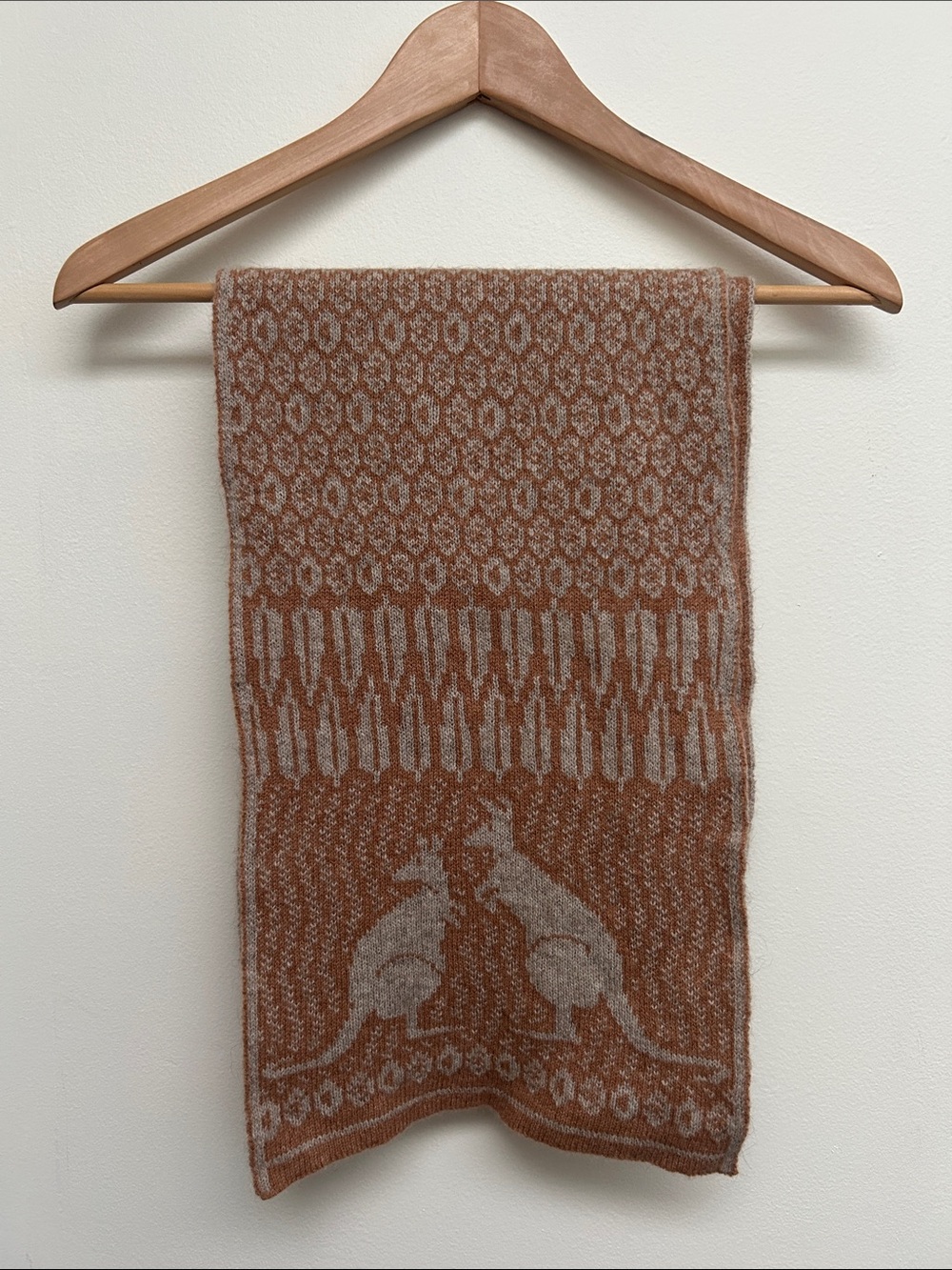 Merino Snug Kangaroo Scarf Pattern Knit Scarf in Rust and Cream
